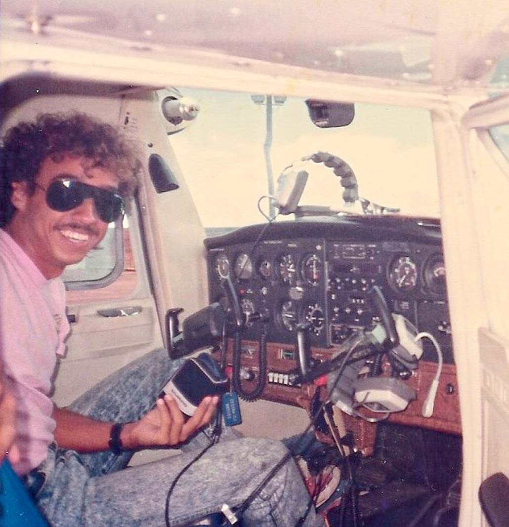 1985 Dereck starts flying